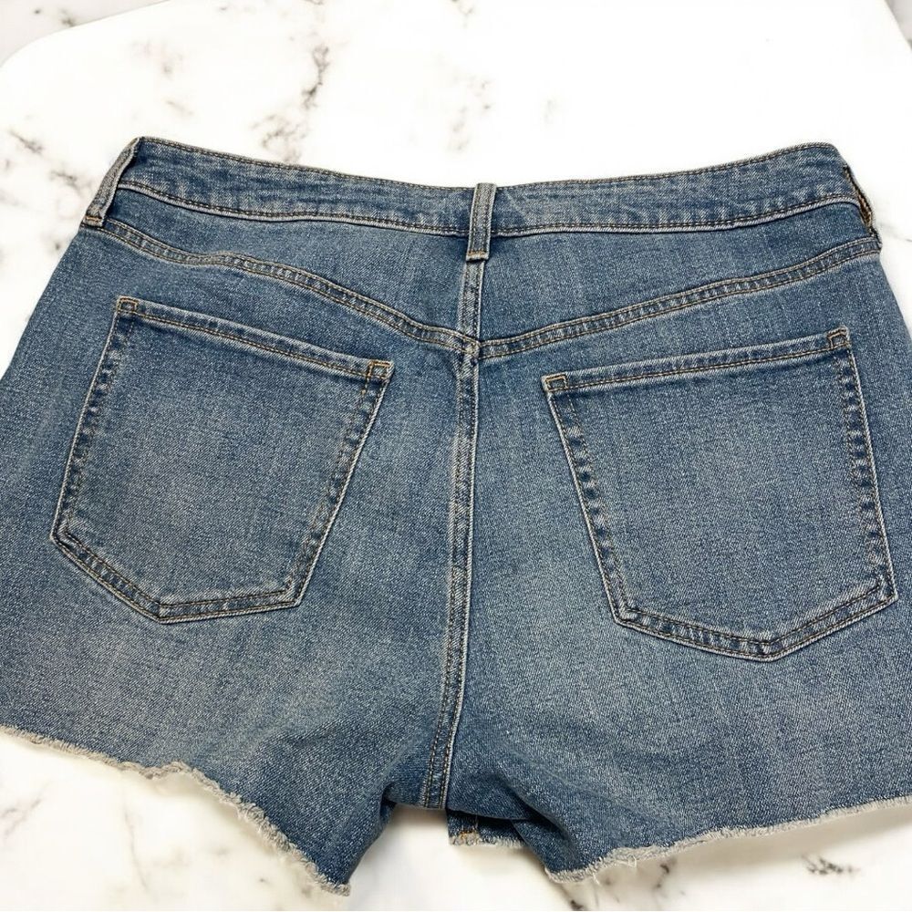 Old Navy High‑Rise OG Straight Denim Shorts Size 14 NWOT Light Wash Frayed Hem - Picture 2 of 3